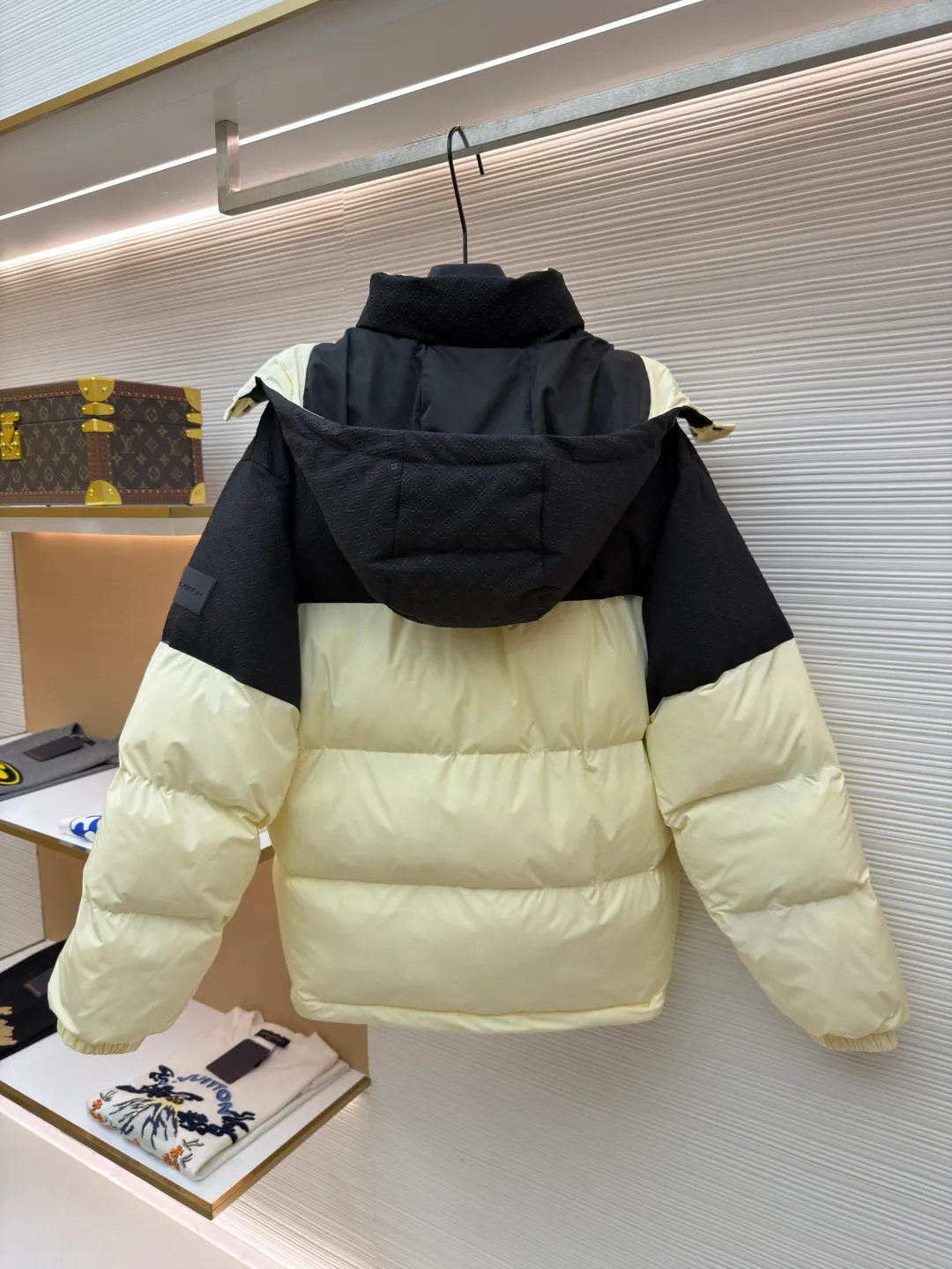 LOUIS VUITTON Positioned Pattern Belted Down Jacket ●Original version: Purchased and developed by 26829 ●Item No.: 1682101-D30 ●Fabric: White duck down fabric ●Technology: Mechanical down filling ●Color: Black and white color matching ●Type: Fitted version ●Weight: about 1105 grams ●Size: S-M-L-XL ●Description: This practical jacket combines temperature and style. The body is made of two fabrics of close tones, and the yoke and hood are made of Mini Monogram embossed material. The detachable hood is cleverly stored on the collar and sleeve sides, embellished with logo silicone patches and Ecodown© filling, which is lightweight and warm. Fabric 1: 92% nylon, 8% spandex; Fabric 2: 90% nylon, 10% spandex; Lining 1: 92% nylon, 8% spandex; Lining 2: 100% polyester Filling: 100% polyester; Trims excluded; detachable hood with ripstop yoke and embossed logo on hood, drawstring hem filled with 100% Ecodown© recycled polyester for easy care and lightweight texture, warmth and insulation. The overall wiring is straight and delicate, the fabric is comfortable and soft, and the color is consistent without color difference. It can be matched with the same style to create a fashionable look and control various occasions. Customized accessories, complete with three standards, same style for men and women!